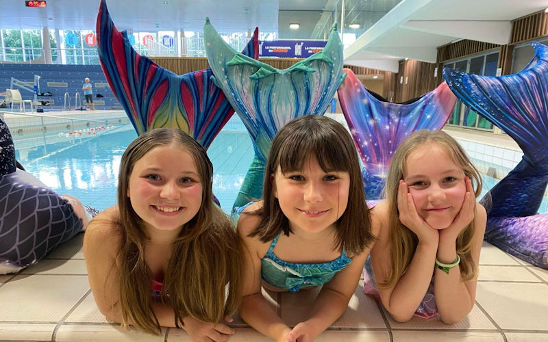 Enfants sirènes à la piscine